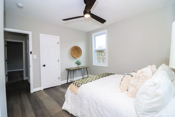 غرفة النوم في المستوى الرئيسي - صور مرتبة