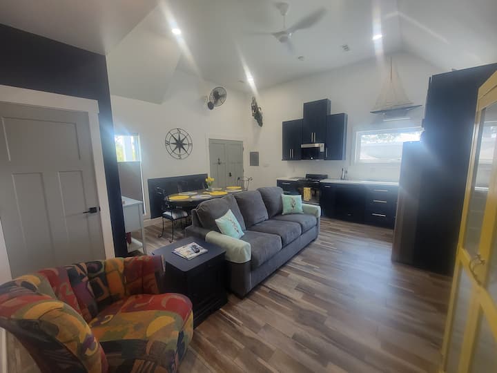 Fjetësi i rehatshëm "queen" ofron një vend të mirë për t 'u çlodhur dhe për të konvertuar.