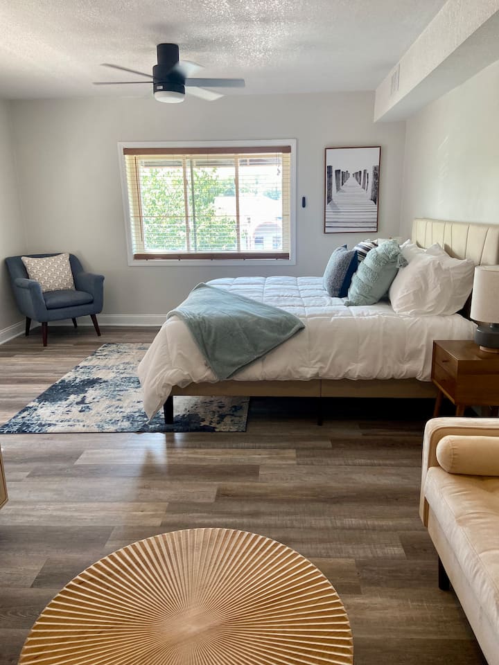 Chambre 1 Lit est un matelas Lux Premier Dream Cloud King : Clearwater Room