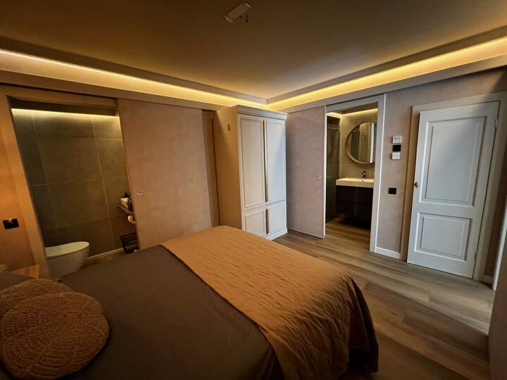 Dormitorio con cama de somier doble