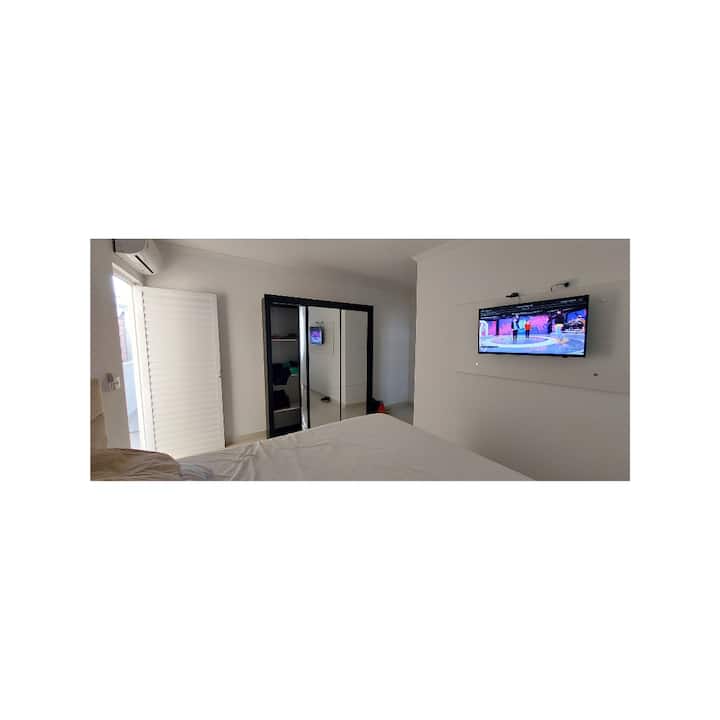 ห้องหมายเลข 1 พร้อมเตียงควีนไซส์ตู้เสื้อผ้าห้องน้ำเครื่องปรับอากาศและสมาร์ททีวีพร้อมแอพและอินเทอร์เน็ต