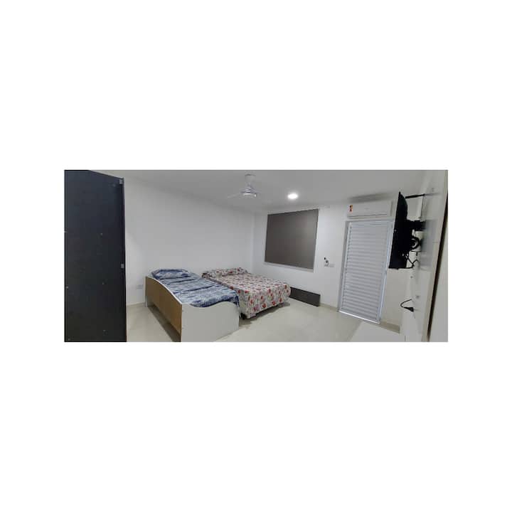 ห้องนอนพร้อมห้องน้ำเครื่องปรับอากาศเสื้อผ้า Guada ม่านทึบแสงและสมาร์ททีวีพร้อมอินเทอร์เน็ตและแอพ