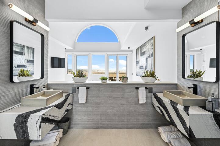 Santa Monica Beach Front 8 Million $ Estate gallery image 3