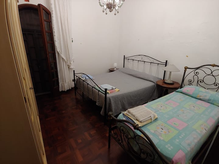 Dhomë gjumi, 1 krevat dopio dhe 1 krevat tek