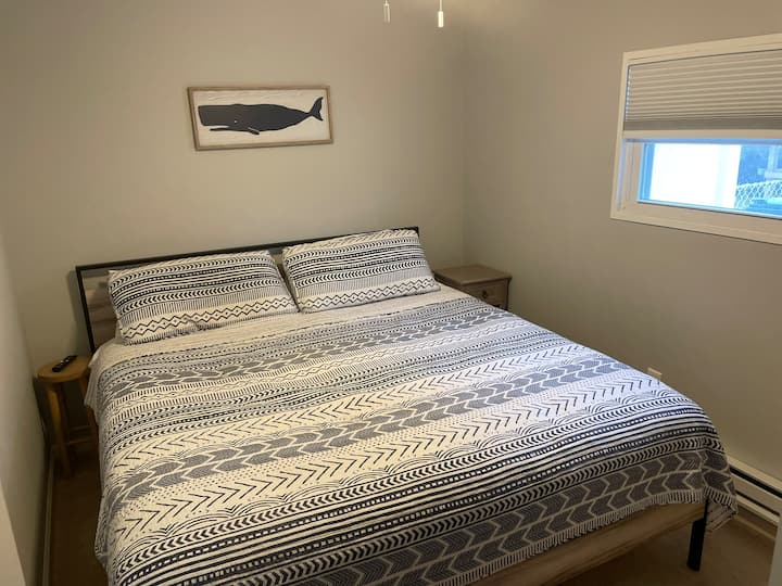 เตียงคิงไซส์ห้องมีตู้เสื้อผ้าตู้เสื้อผ้าและทีวี