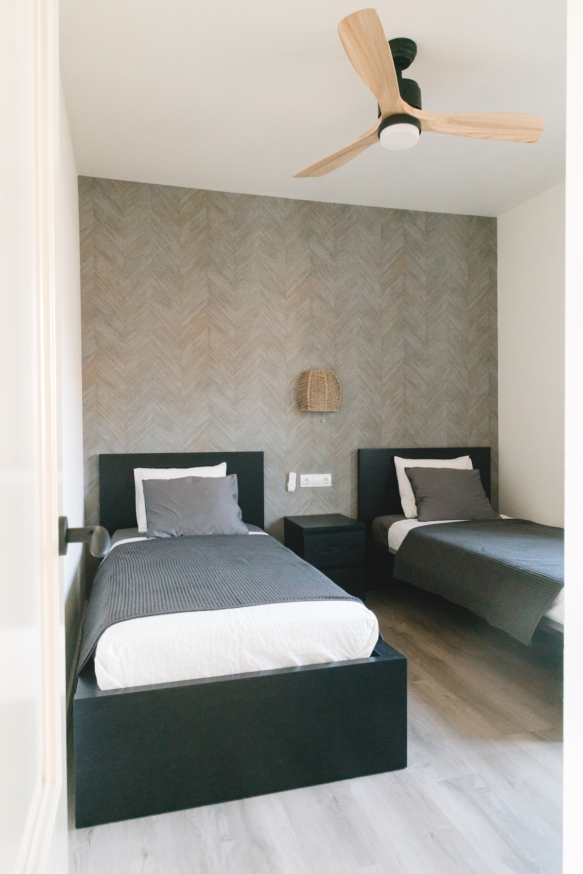 El dormitorio ofrece dos camas individuales. También incluye ventilador, dos armarios y un espejo. Este dormitorio comparte un baño 