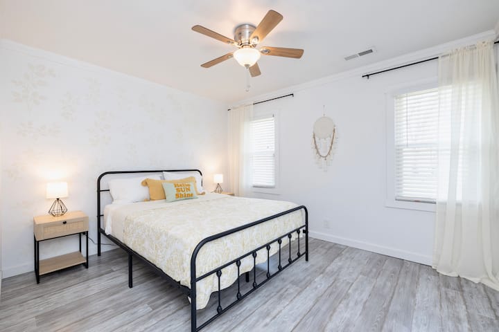 Sunshine Room 1 - Queen bed