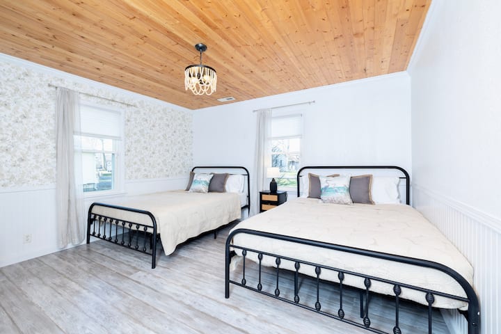 Crane Room 1 - 2 queen beds