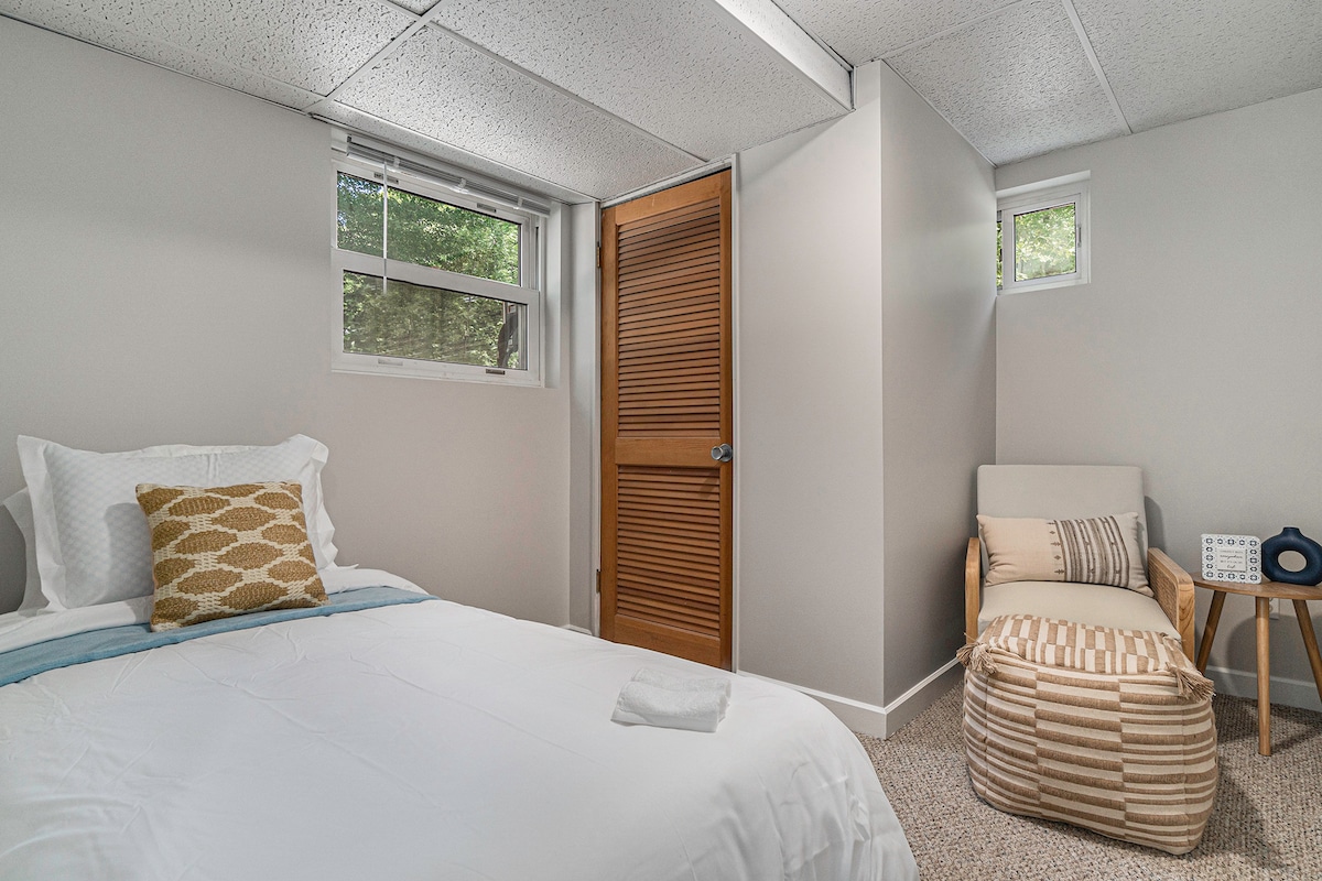 Chumba cha chini cha 4 cha kulala kilicho na kitanda pacha kinachoweza kupakiwa ambacho kinaweza kugeuzwa kuwa kitanda cha kifalme kwa kukiweka kando, kikiwa kimefunguliwa na kutumiwa kama mapacha wawili tofauti au kupakiwa na kutumiwa kama kitanda pacha tu (kama inavyoonyeshwa).