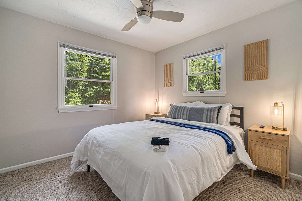 Chumba cha 1 cha kulala cha ghorofa ya juu kilicho na kitanda na televisheni