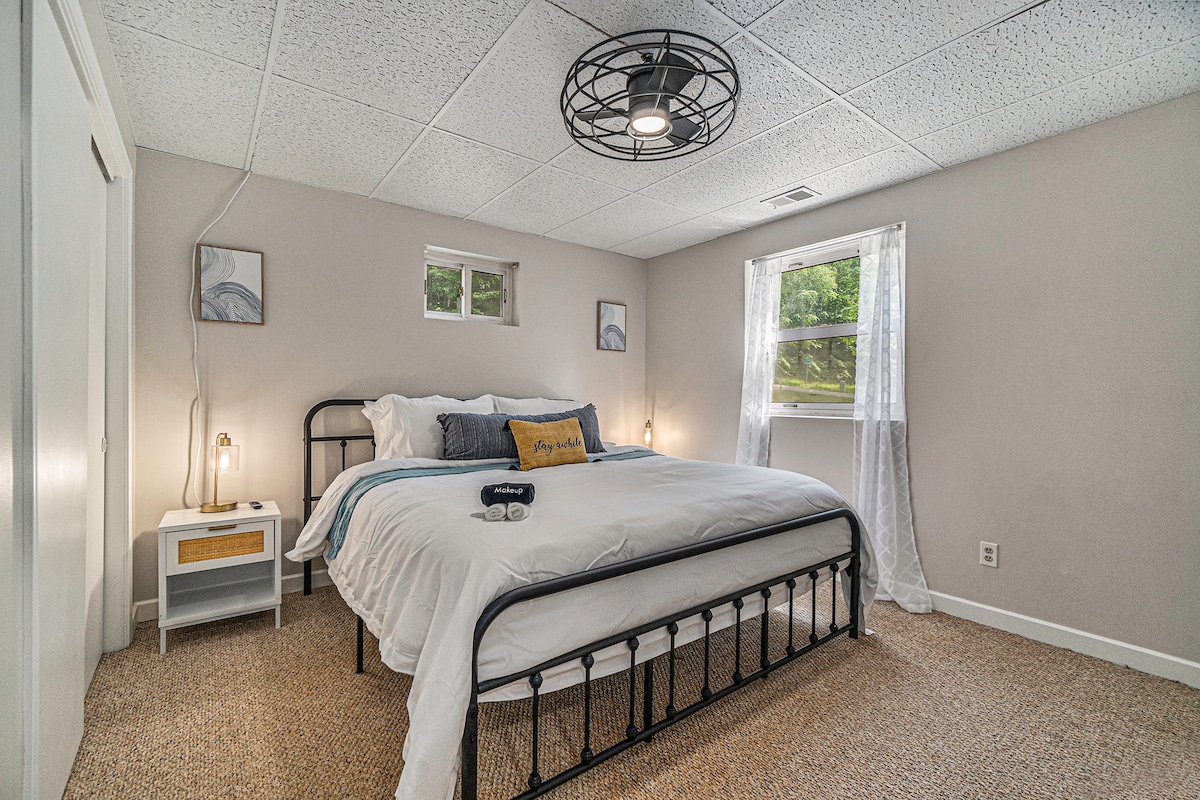 Chumba cha chini cha kulala cha 3 kilicho na kitanda aina ya king na televisheni mahiri