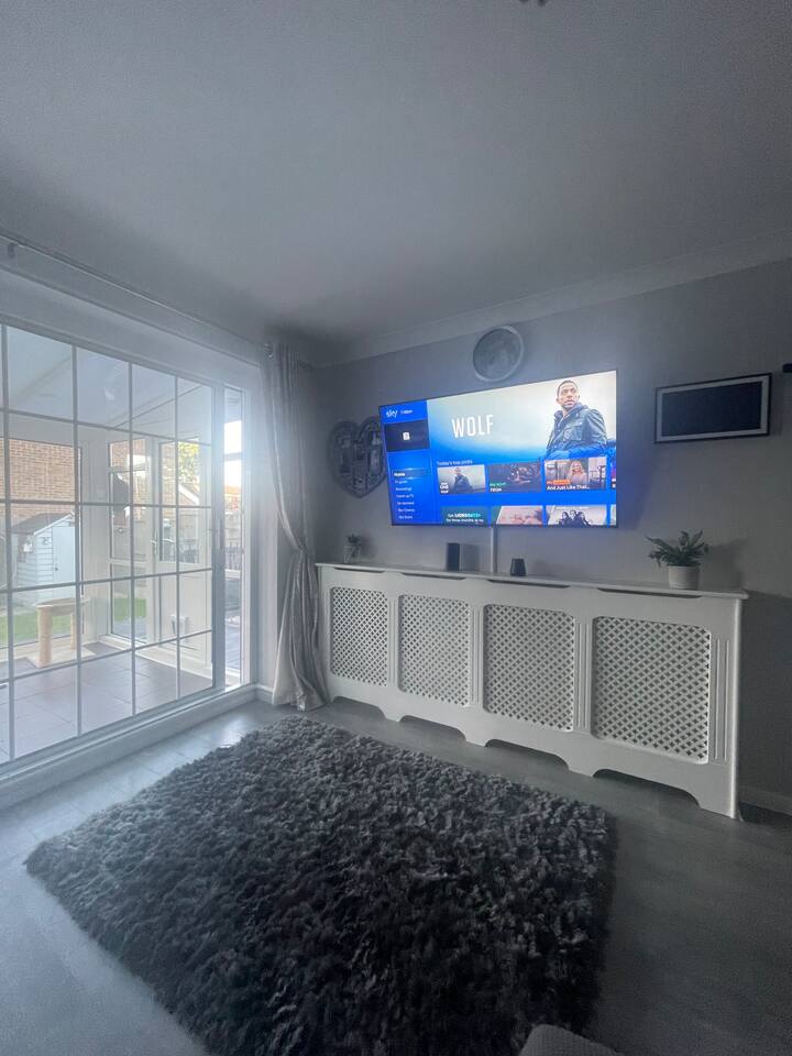 Two Stylish Double Bedrooms + Free Parking - Maidstone