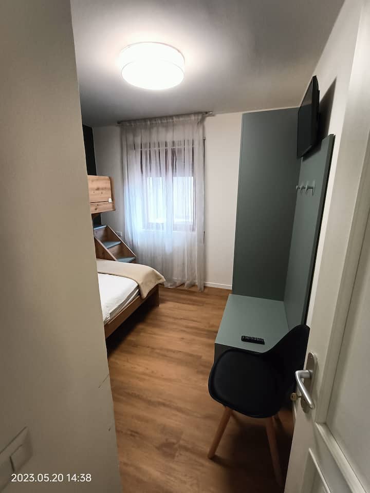 Hyrja e dhomës së gjumit