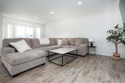 Top Airbnb: Modern bungalow townhome | South in Red Deer