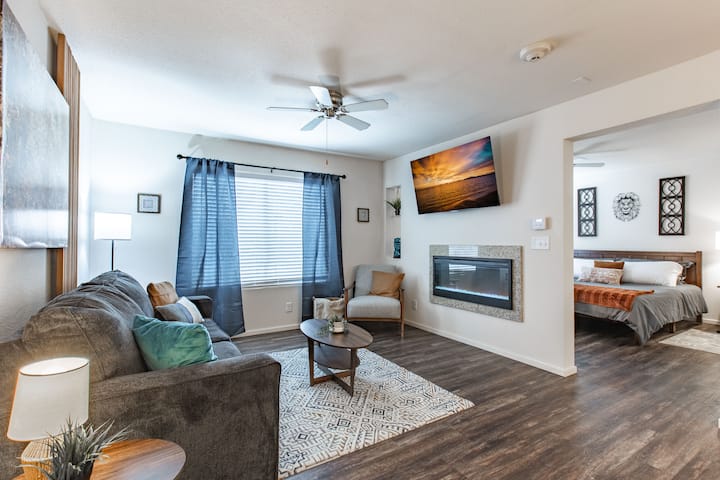 Lion’s Den 1br Stay W/ Carport Sport Match Access - Kansas City, MO
