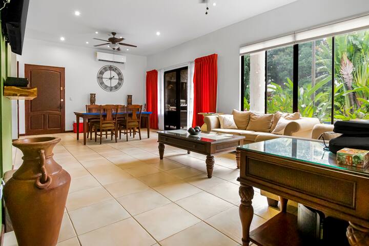 Luxury 3 bed 2 bath condo! 3 minute walk to beach!