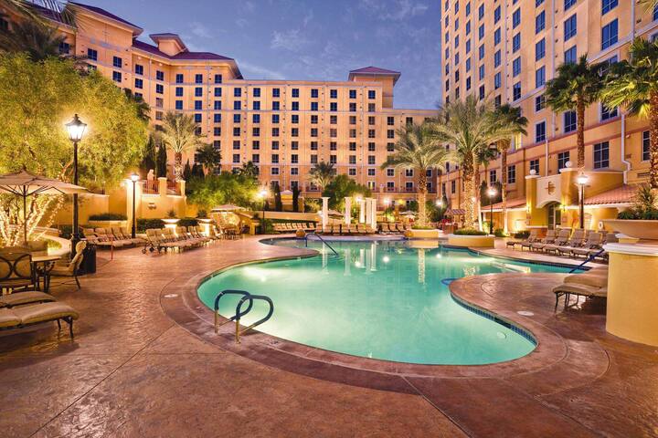 3BR Suite – Pools – Resort Near Las Vegas Strip