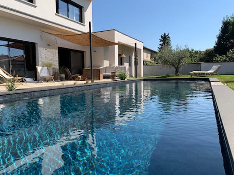 Contemporary air-conditioned villa of 180 m2