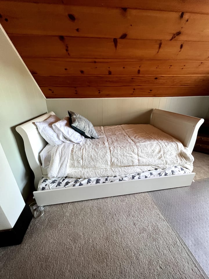 Cama doble con cama nido.