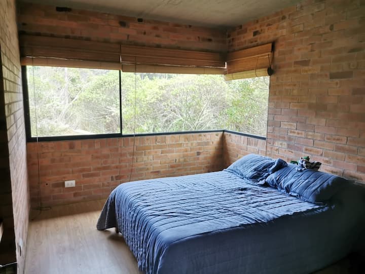 Alcoba #3 na kitanda cha watu wawili, kitanda kimoja (chini) na kabati