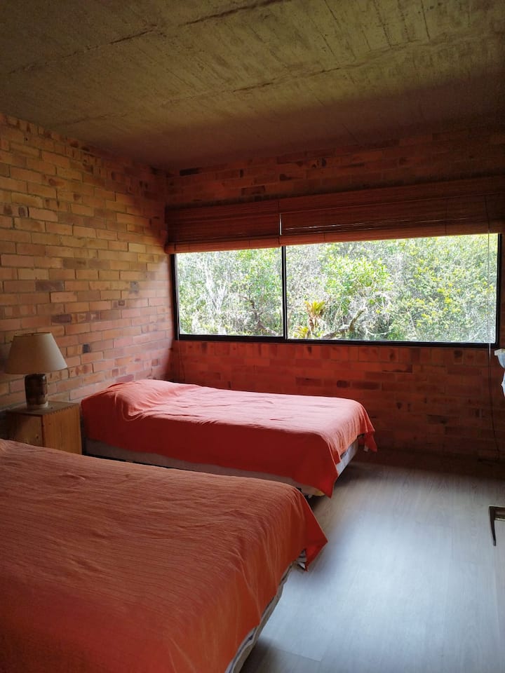 Alcoba #2 na vitanda 2 vya mtu mmoja na kabati