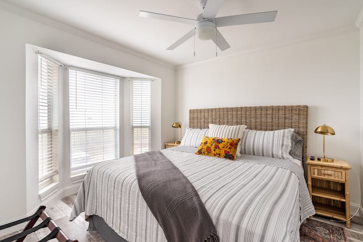 Bedroom 1 (master) with ocean view, tv and private bathroom/vanity