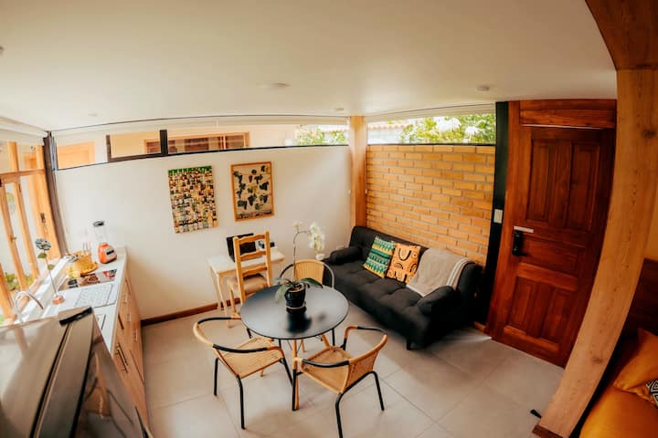 Garden Suite | Prime Area | Fast Wifi & Parking - Cuenca