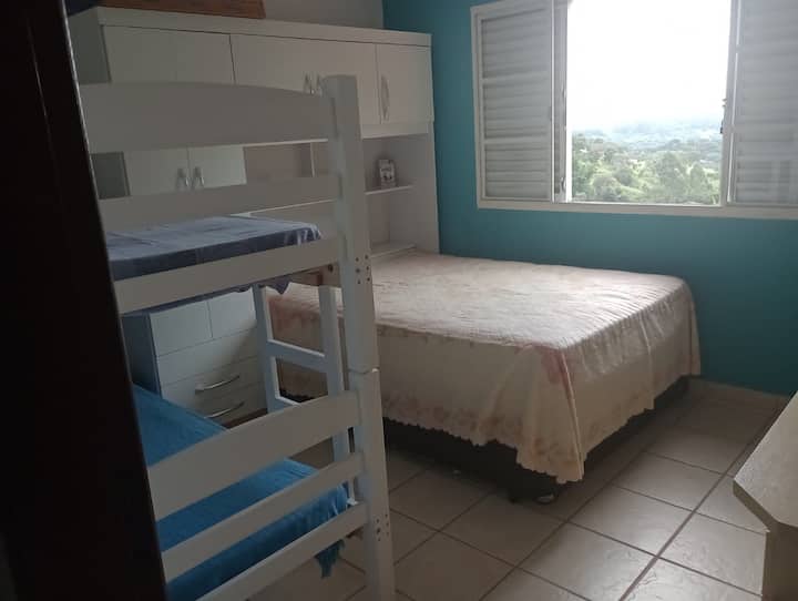 ¡Dormitorio con una litera, cama doble y armario!
