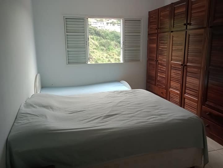 Suite con cama matrimonial, individual y auxiliar! ¡Armario y armario!