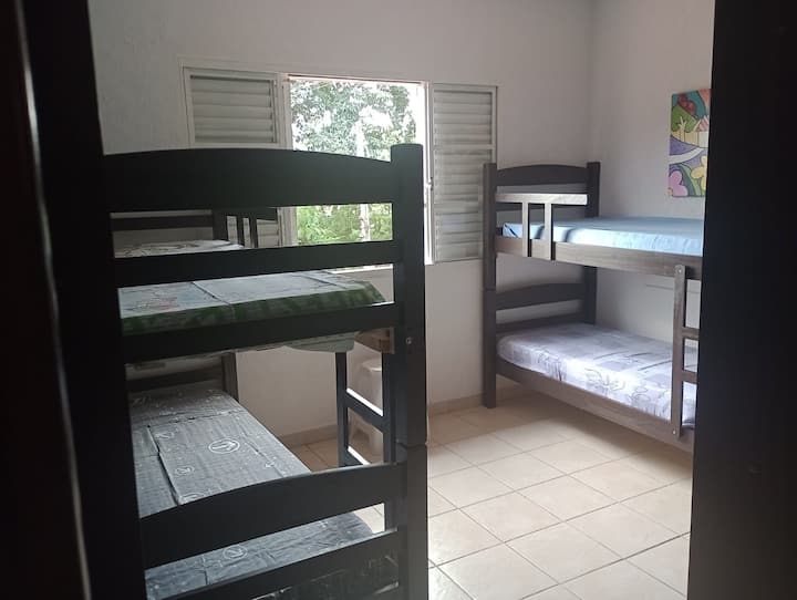 ¡Habitación con dos literas y armario!