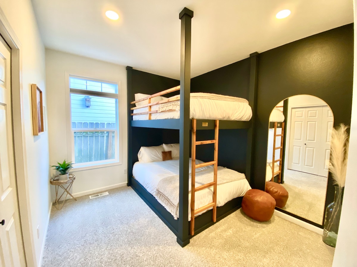 ห้องนอน 2 มีเตียงควีนไซส์บนเตียงควีนไซส์แบบกำหนดเอง 