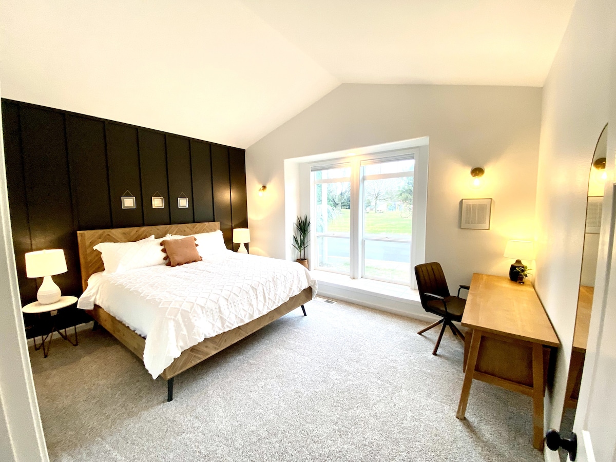 ห้องนอนใหญ่พร้อมเตียงคิงไซส์หรูหราพื้นที่ทำงานและห้องน้ำส่วนตัว 