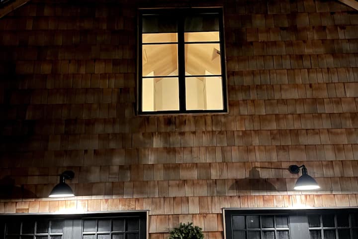 Beautiful Bryn Mawr Garage Loft - King of Prussia, PA