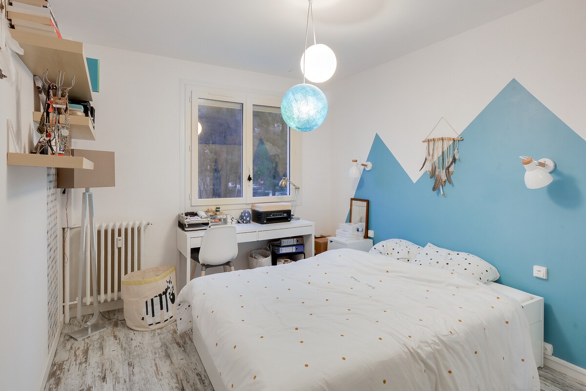 Svijetla soba s velikim bračnim krevetom, dovoljno prostora za odlaganje i radnim stolom. 