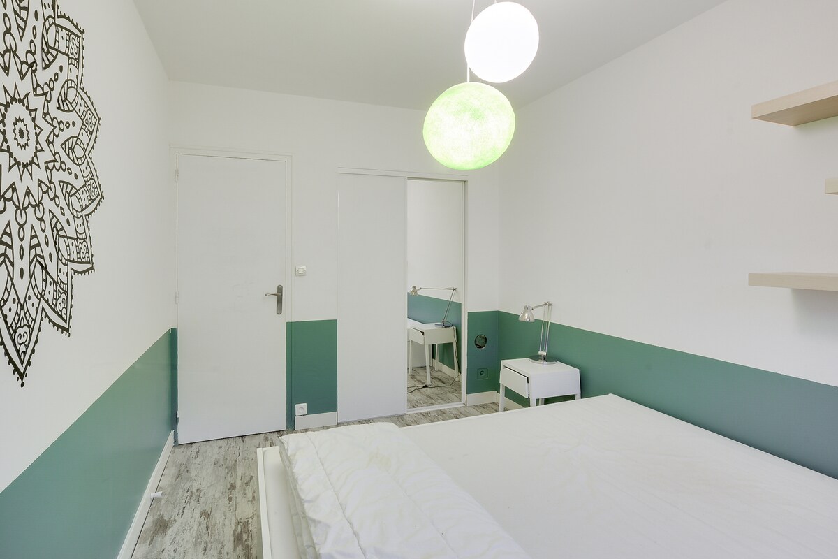 Ormar s ogledalom za noge. 