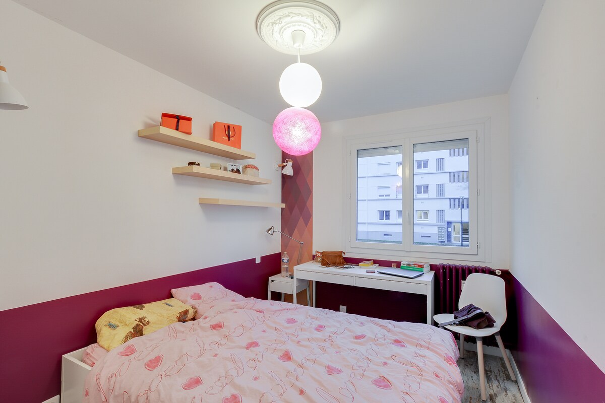 Mirna i svijetla soba s bračnim krevetom s ladicama, ormarom i radnim stolom ako je potrebno. 