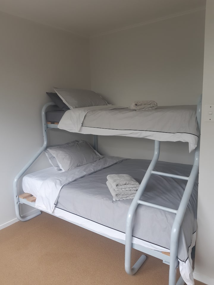 Chambre 3 avec lit superposé. La couchette à double fond dispose d'un surmatelas en mousse à mémoire.