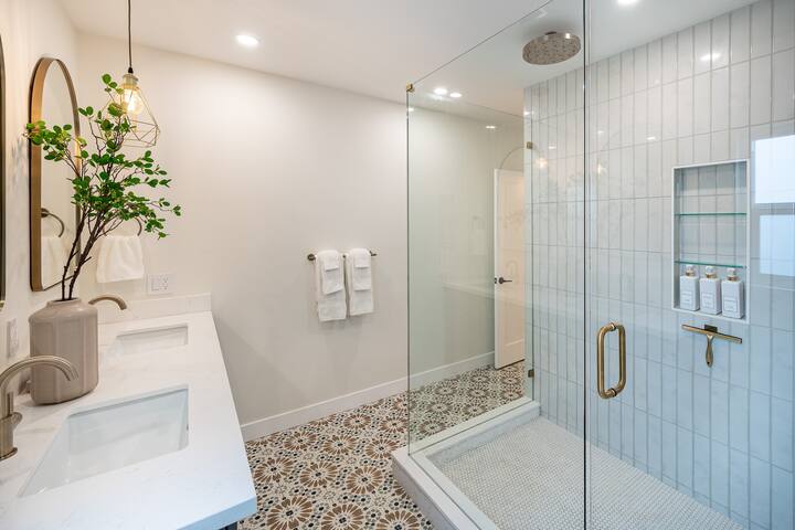 Spacious LA Luxury Retreat By Universal Studios! gallery image 5