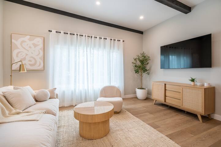 Spacious LA Luxury Retreat By Universal Studios! gallery image 3