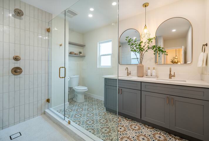 Spacious LA Luxury Retreat By Universal Studios! gallery image 4