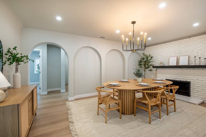 Spacious LA Luxury Retreat By Universal Studios! gallery image 2