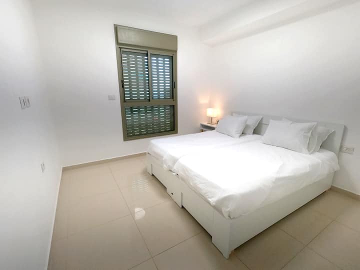 ビーチビューの主寝室。 「ユダヤ人ベッド」が備わっています。2つの大きなシングルマットレスが接続されていますが、分離することもできます。