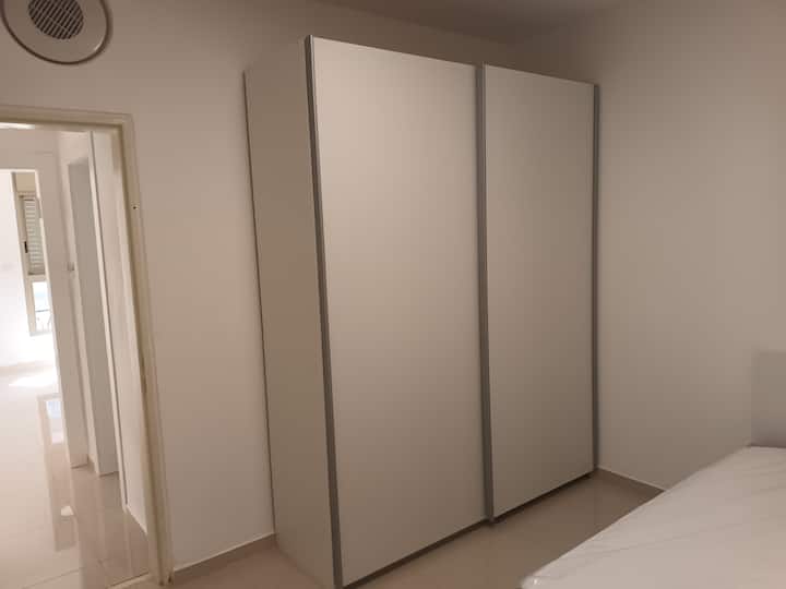 ダブル吊り下げスペースを備えた巨大なスライドクローゼット。