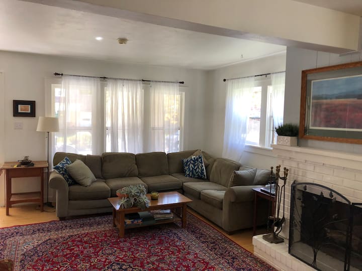 Private Room In Sunny House, Near Hospitals, Uiuc - Champaign, IL