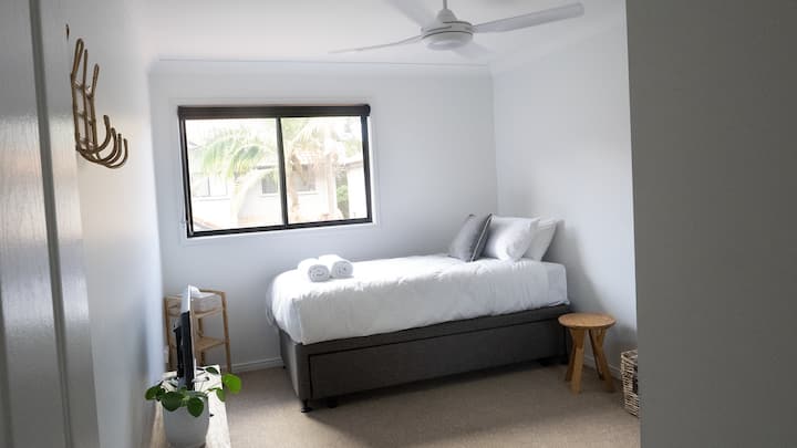 Third bedroom with single bed and trundle bed.