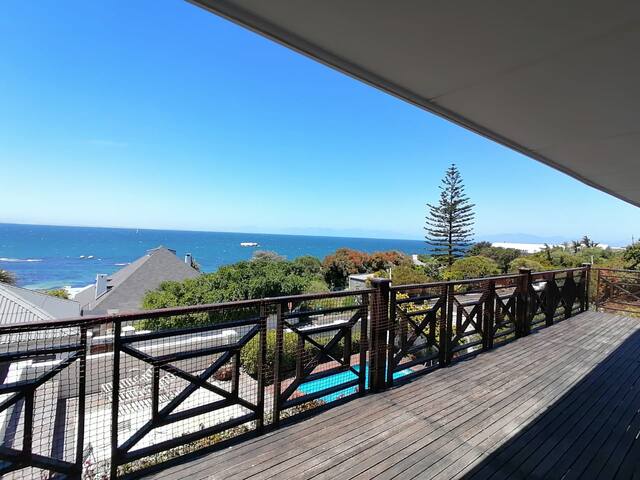 Family beach house, pool, spectacular views gallery image 4