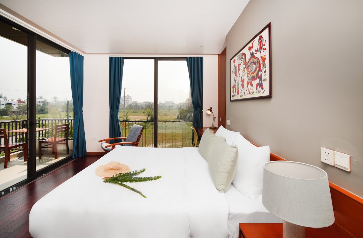 Whether you're traveling for business or pleasure, this king bedroom with two garden views is the perfect place to rest and rejuvenate. With its serene atmosphere and stunning natural beauty, it's sure to be a highlight of your stay.