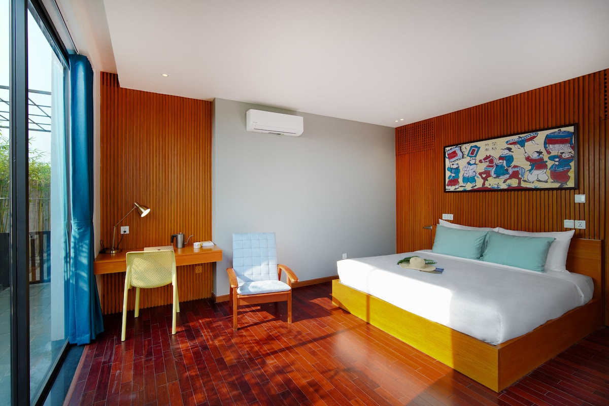 A beautiful room with a king bed and easy access to the living room and kitchen is an inviting and functional space that combines comfort and convenience