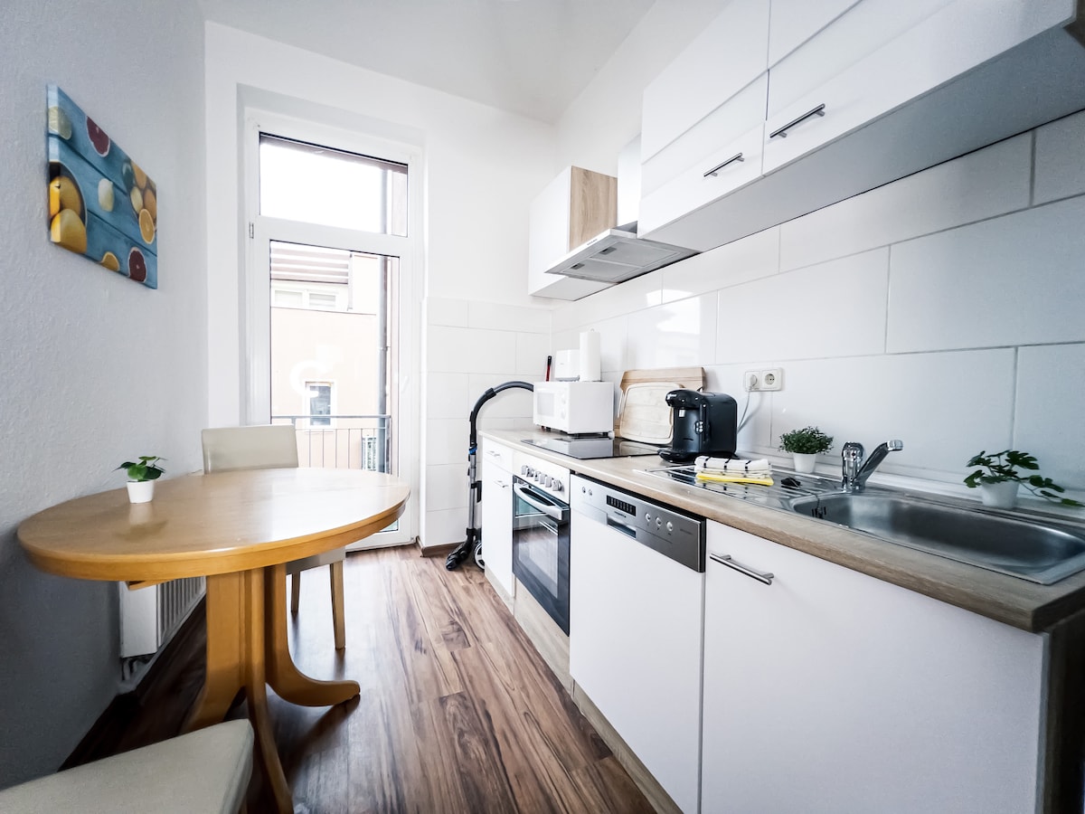 Top performing Airbnb: • Central 3 Room Apt. + Balcony in Altlindenau