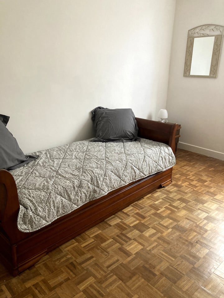 Cama nido con somier y colchones nuevos. Edredón ligero y más grueso disponible.